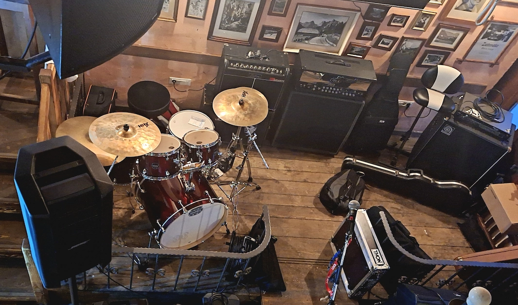 Aleš Korošec v studiu med snemanjem.