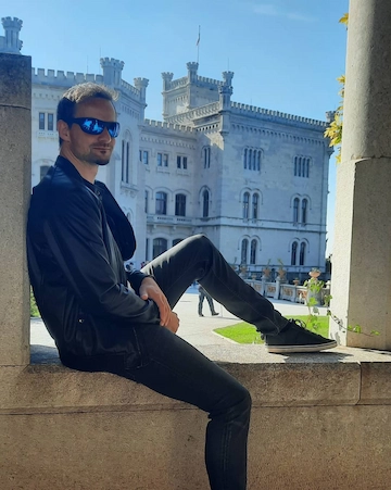 Portret mentorja, avtorja in bobnarja Aleša Korošca.