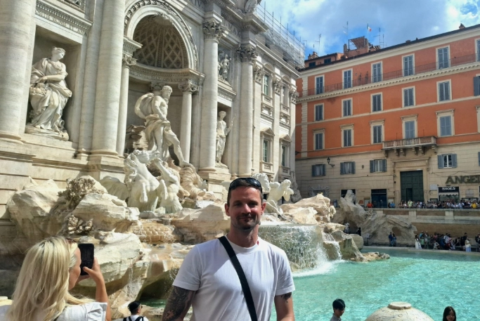 Aleš Korošec pred Kolosejem v Rimu.